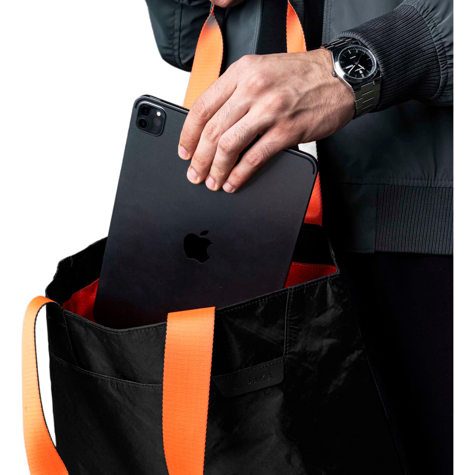 Elements Tote (M) Alpaka AA000370127 Tote Bags 14.5L / Black Knight/Orange | EPLX200