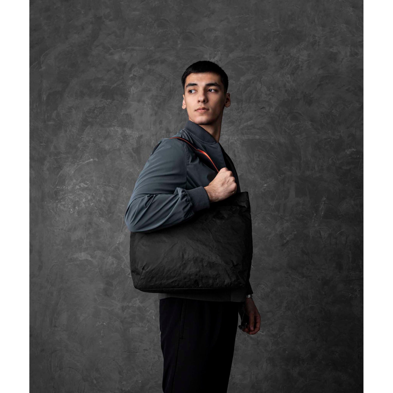 Elements Tote (M) Alpaka AA000370127 Tote Bags 14.5L / Black Knight/Orange | EPLX200