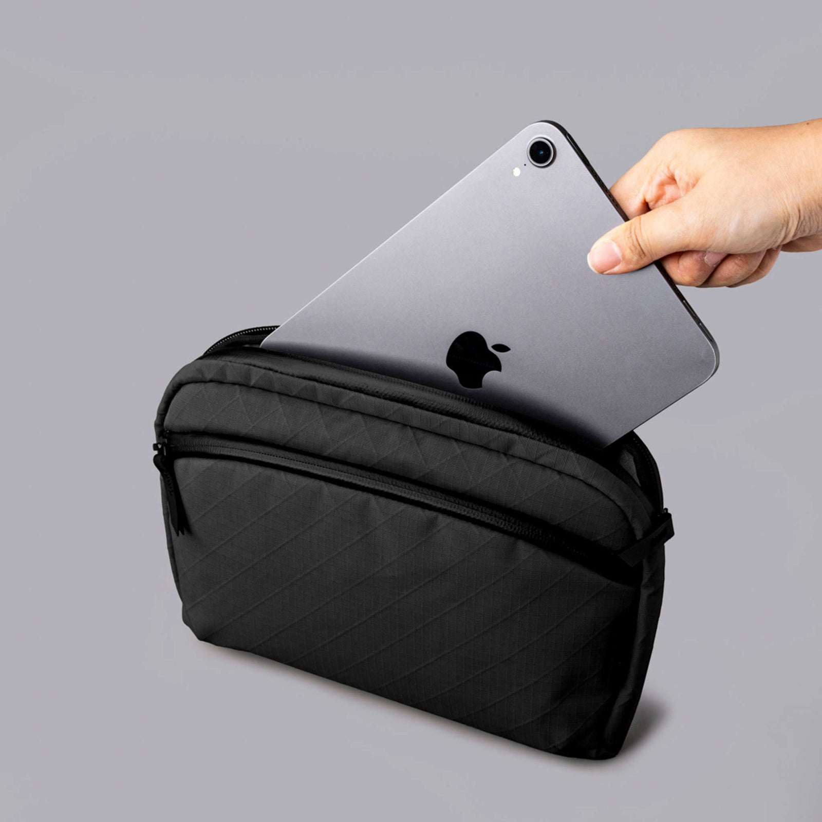 Flight Sling 2L Alpaka AA010460126 Sling Bags 2L / Black | Axogrid 210D