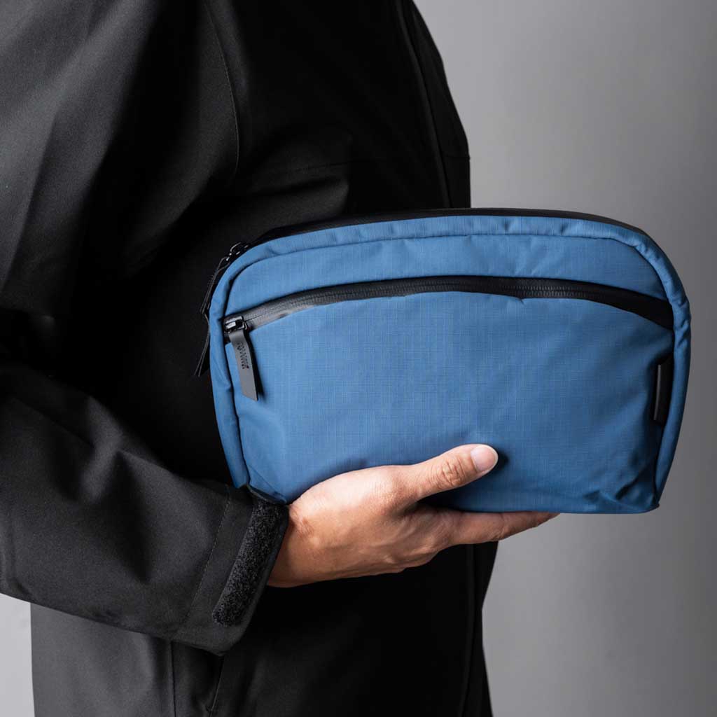 Flight Sling 2L Alpaka AA010460618 Sling Bags 2L / Blue | Axoflux 210D