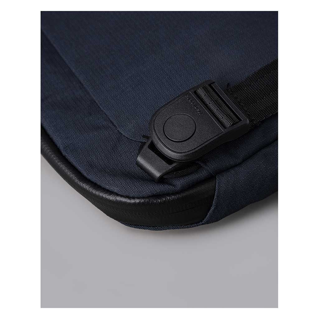 Flight Sling 2L Alpaka AA010460624 Sling Bags 2L / Blue | Axoflux 400D