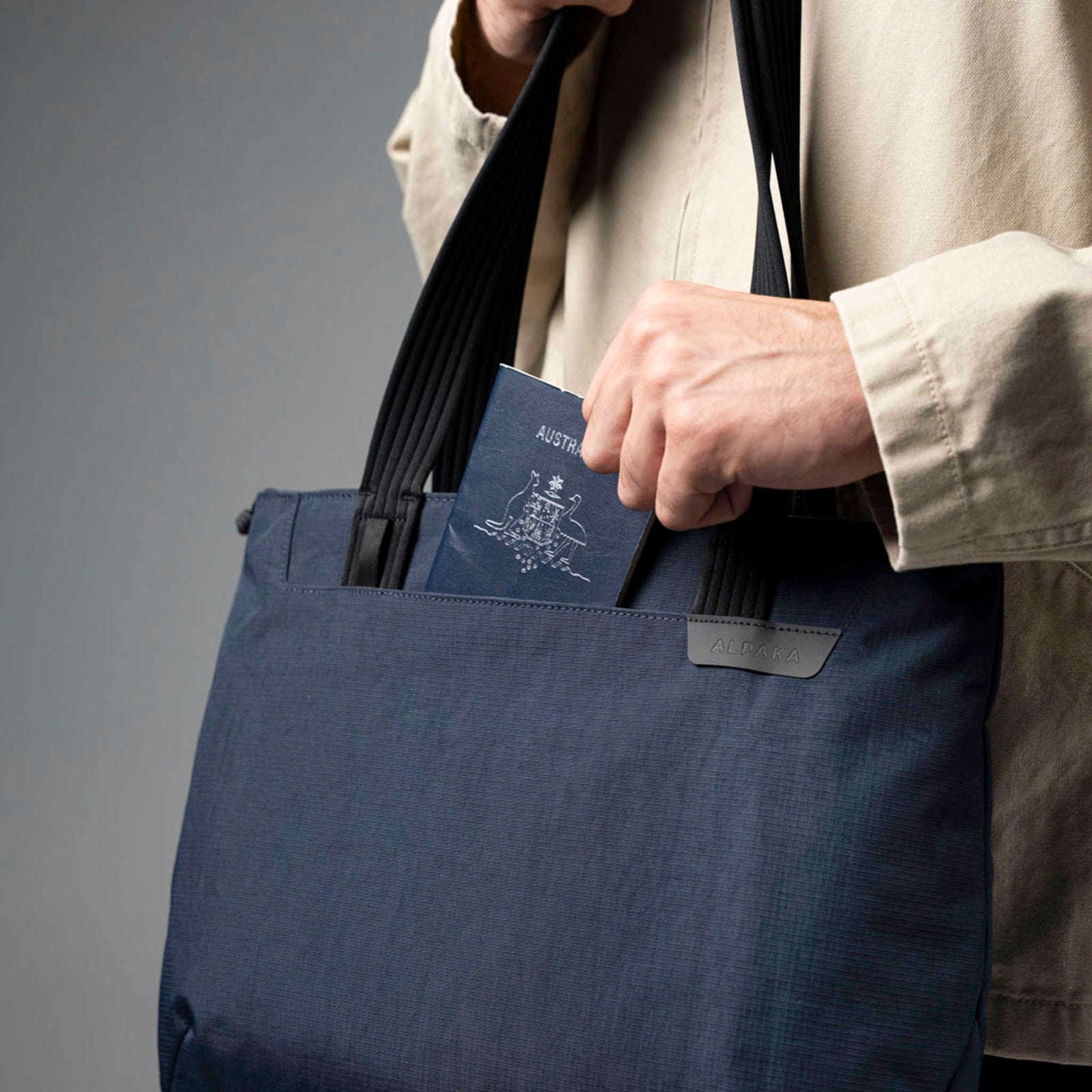 Flight Tote (S) Alpaka AD011010624 Tote Bags One Size / Moonlight Blue Axoflux 400D Ripstop Nylon