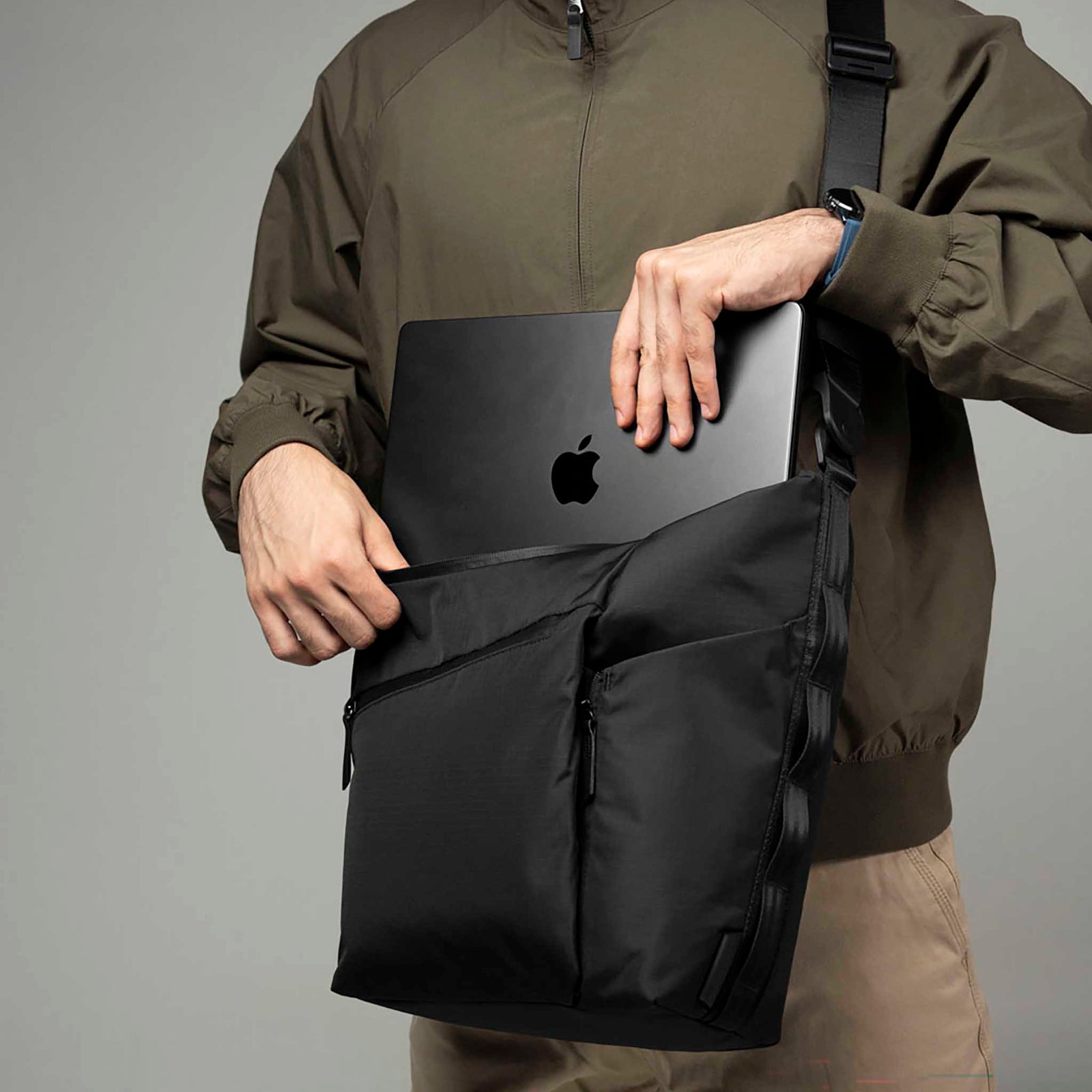 Flow Satchel Alpaka AD010720118 Satchels 10L / Black Axolux 210D
