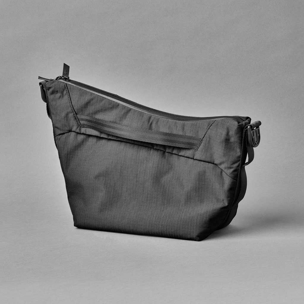 Flow Satchel Alpaka AD010700118 Satchels 4L / Black | Axoflux 210D