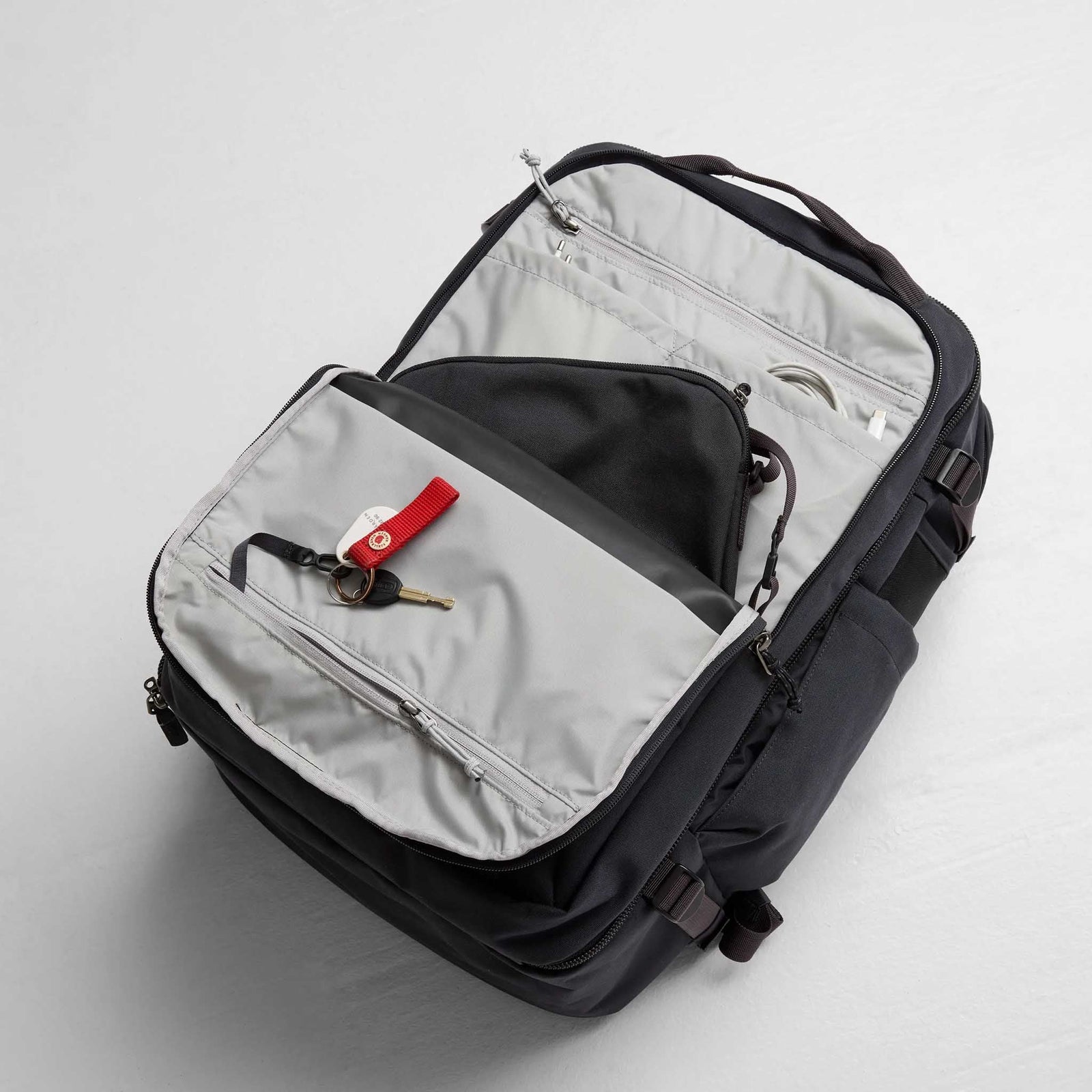 Färden Carry-On Pack Fjällräven F23200303-037 Backpacks 42L / Coal Black