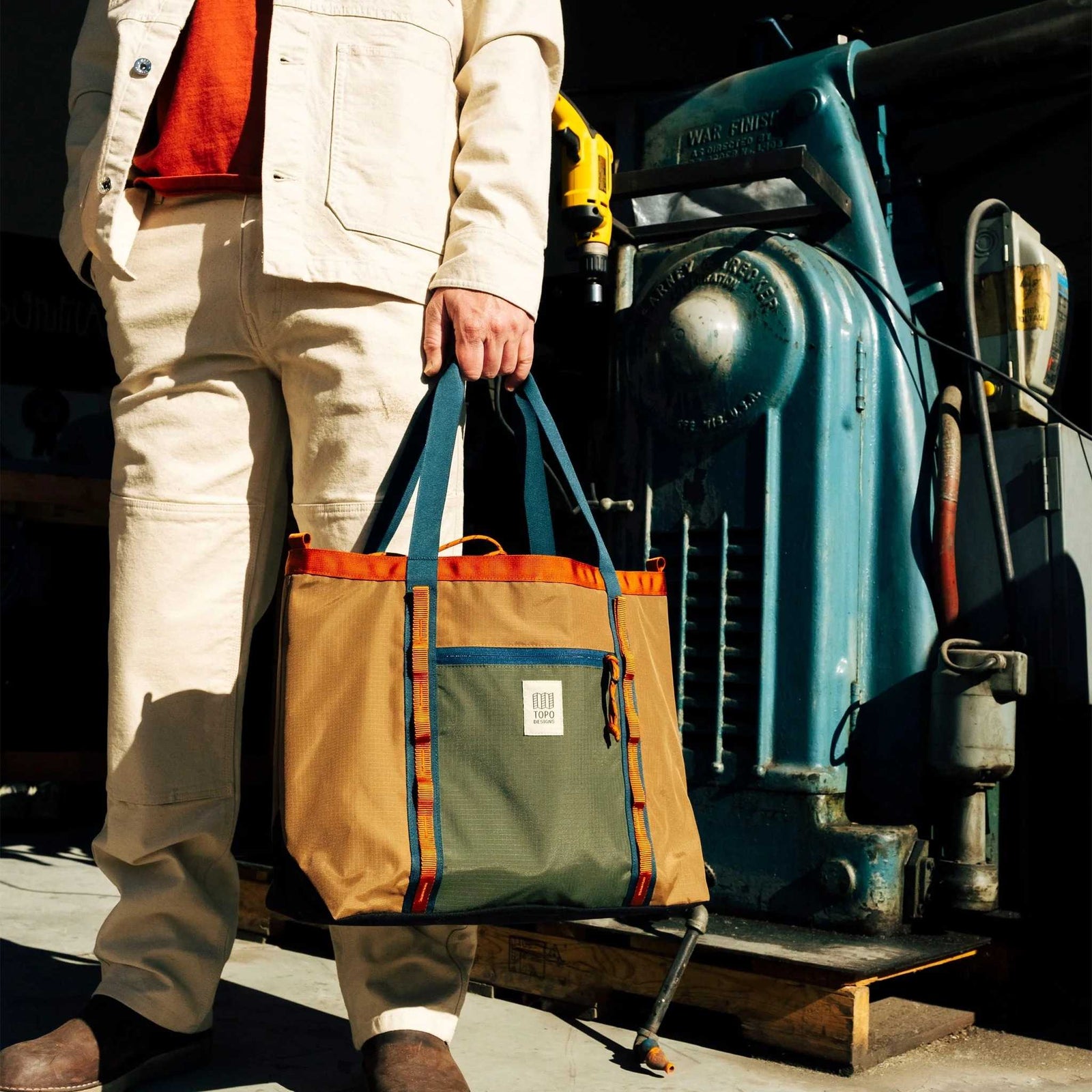 Mountain Utility Tote Topo Designs 932431524000 Gear Totes 33L / Grid/Very Peri