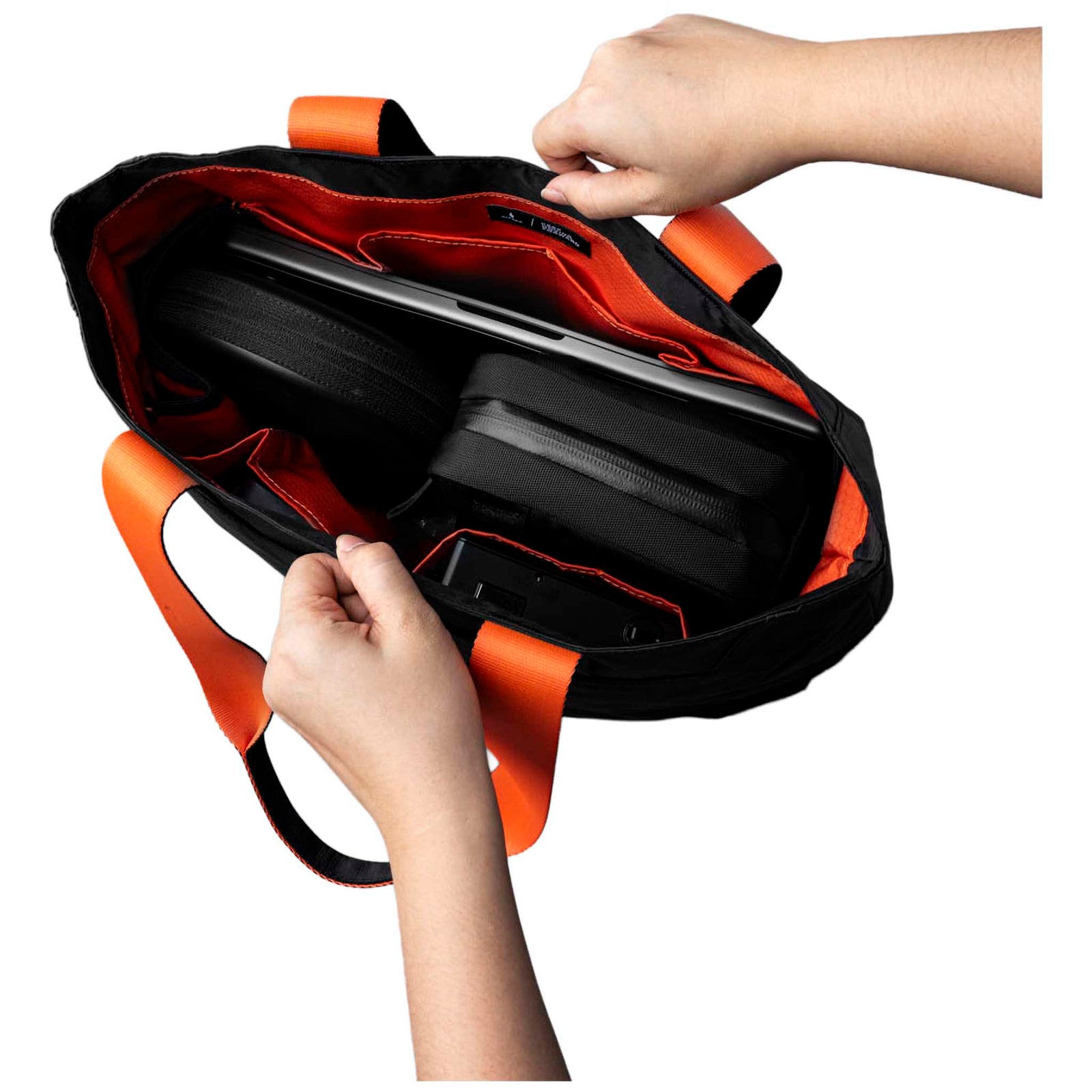 Elements Tote (M) Alpaka AA000370127 Tote Bags 14.5L / Black Knight/Orange | EPLX200