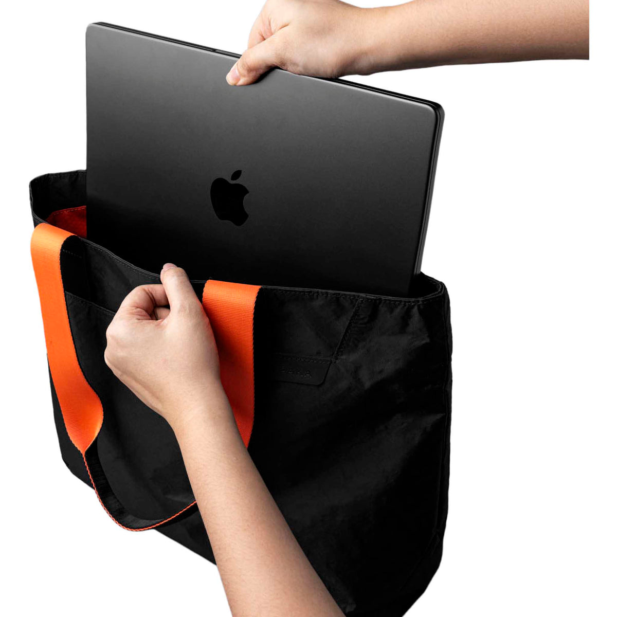 Elements Tote (M) Alpaka AA000370127 Tote Bags 14.5L / Black Knight/Orange | EPLX200