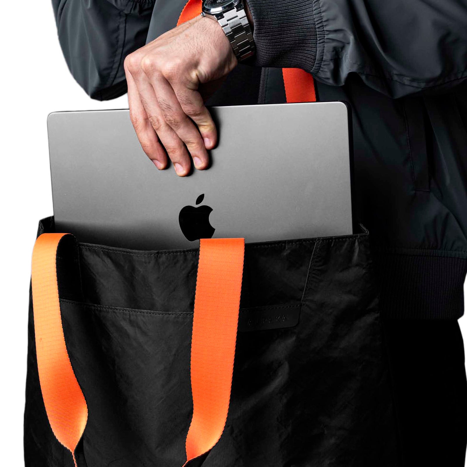 Elements Tote (M) Alpaka AA000370127 Tote Bags 14.5L / Black Knight/Orange | EPLX200