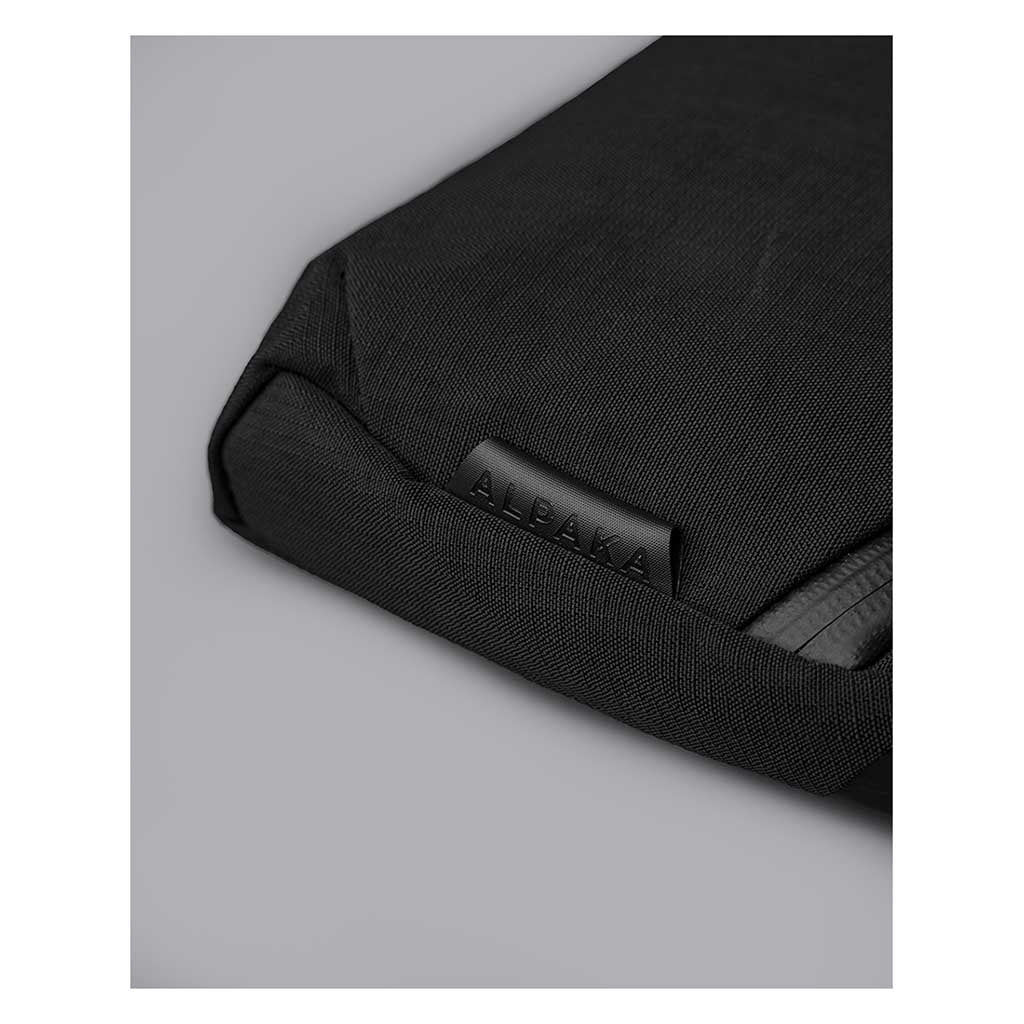 Flight Sling 2L Alpaka AA010460124 Sling Bags 2L / Black | Axoflux 400D