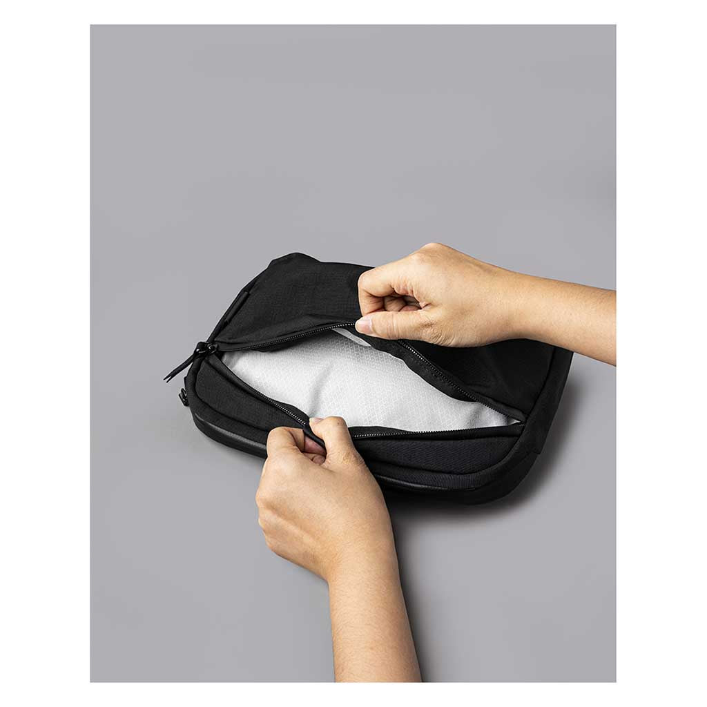 Flight Sling 2L Alpaka AA010460124 Sling Bags 2L / Black | Axoflux 400D
