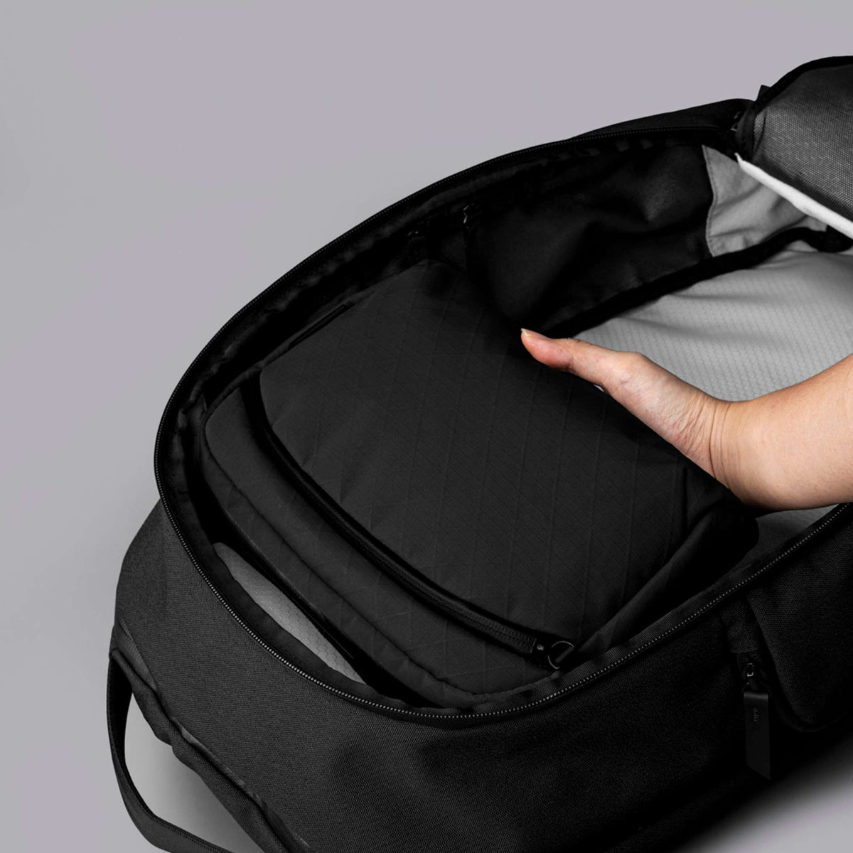 Flight Sling 2L Alpaka AA010460126 Sling Bags 2L / Black | Axogrid 210D