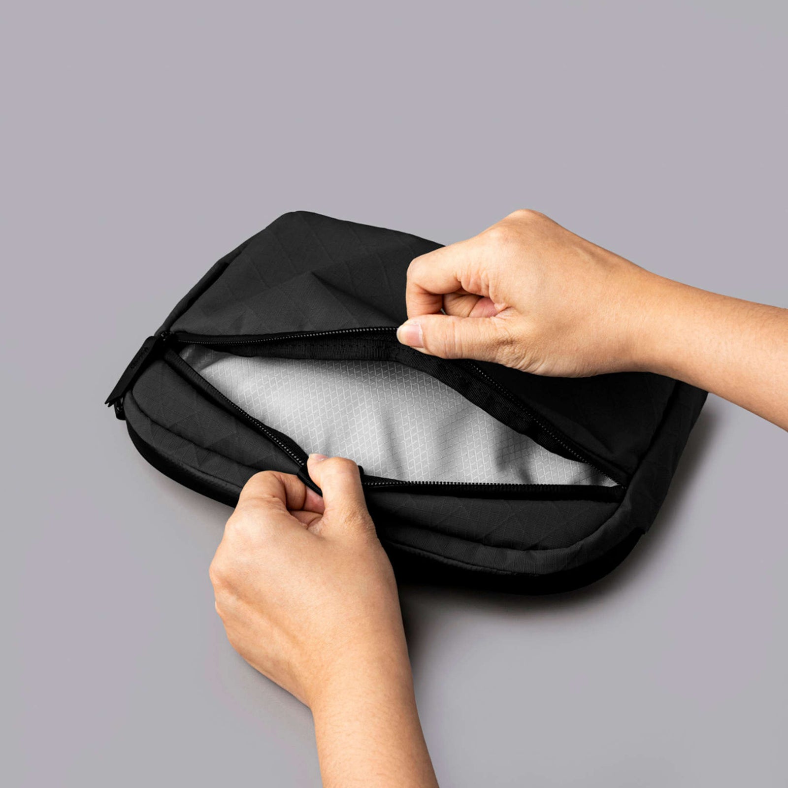 Flight Sling 2L Alpaka AA010460126 Sling Bags 2L / Black | Axogrid 210D
