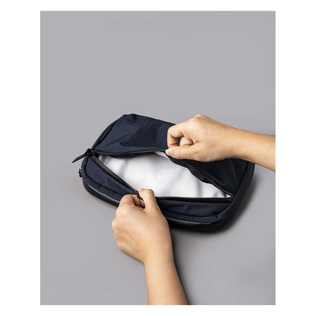 Flight Sling 2L Alpaka AA010460624 Sling Bags 2L / Blue | Axoflux 400D