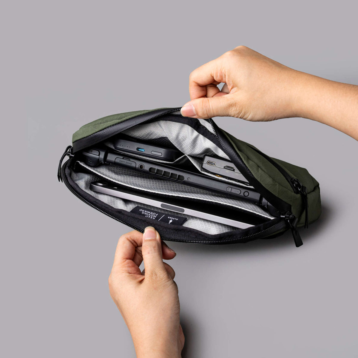 Flight Sling 2L Alpaka AA010460526 Sling Bags 2L / Green | Axogrid 210D