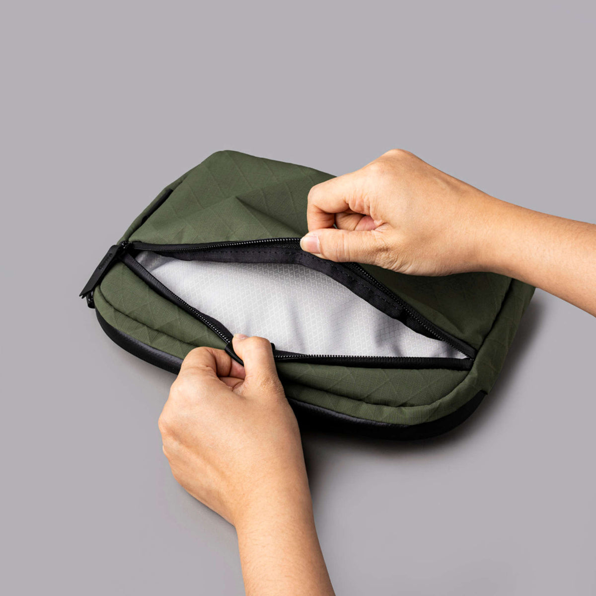 Flight Sling 2L Alpaka AA010460526 Sling Bags 2L / Green | Axogrid 210D
