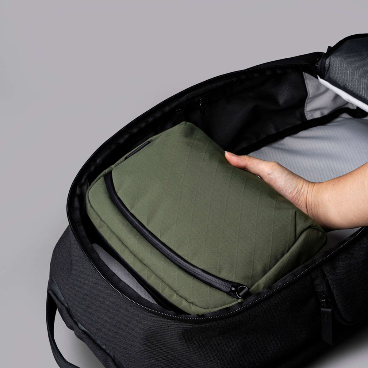 Flight Sling 2L Alpaka AA010460526 Sling Bags 2L / Green | Axogrid 210D