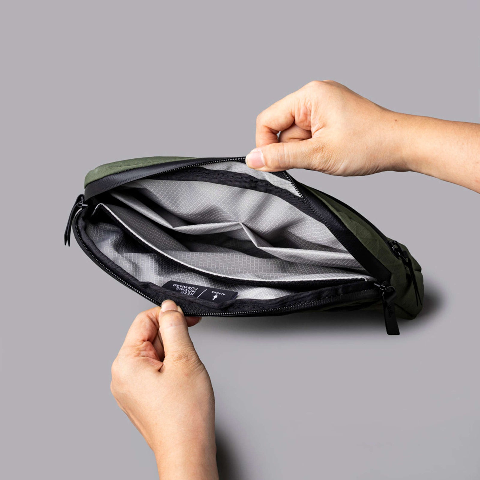 Flight Sling 2L Alpaka AA010460526 Sling Bags 2L / Green | Axogrid 210D