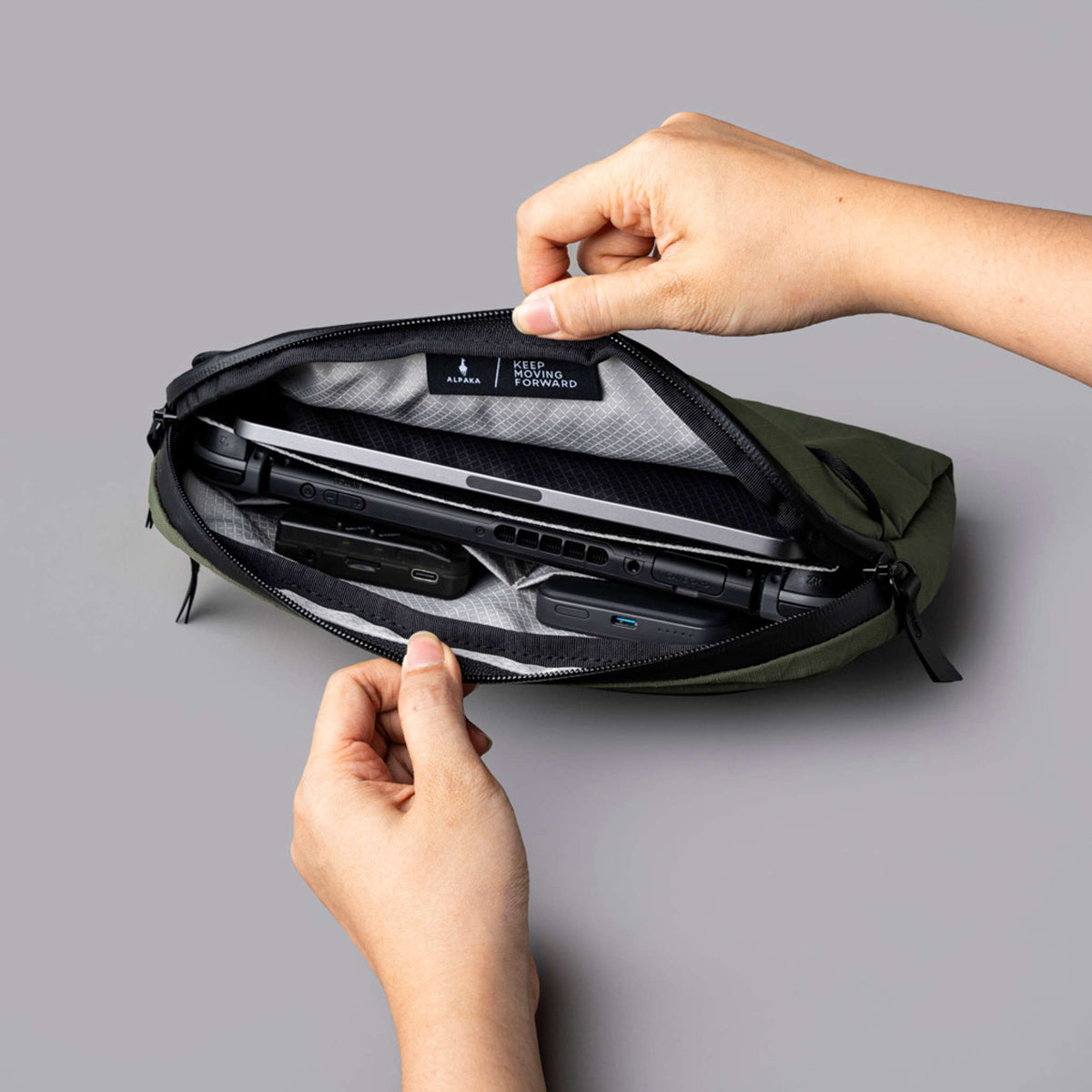 Flight Sling 2L Alpaka AA010460526 Sling Bags 2L / Green | Axogrid 210D