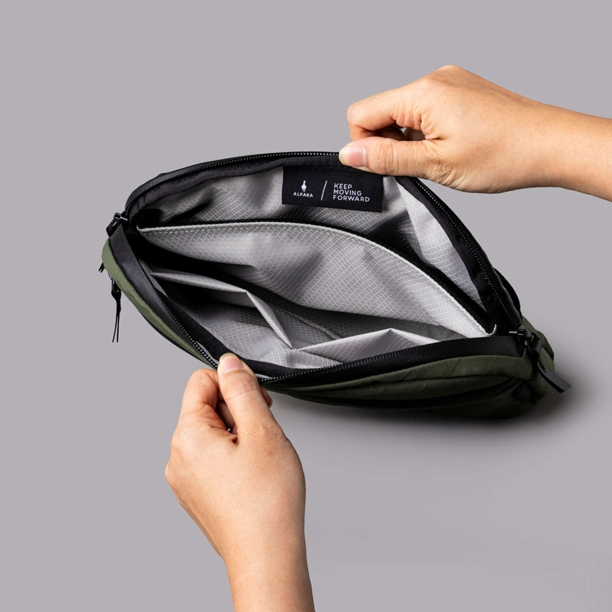 Flight Sling 2L Alpaka AA010460526 Sling Bags 2L / Green | Axogrid 210D