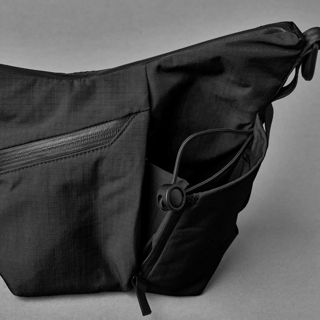 Flow Satchel Mini Alpaka AD010710118 Satchels 2L / Black | Axoflux 210D