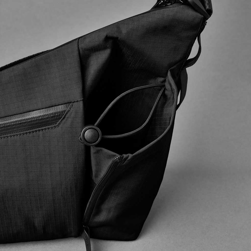 Flow Satchel Alpaka AD010700118 Satchels 4L / Black | Axoflux 210D