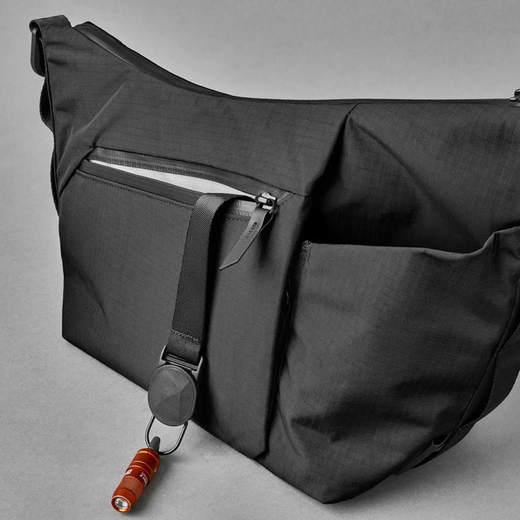Flow Satchel Alpaka AD010700118 Satchels 4L / Black | Axoflux 210D