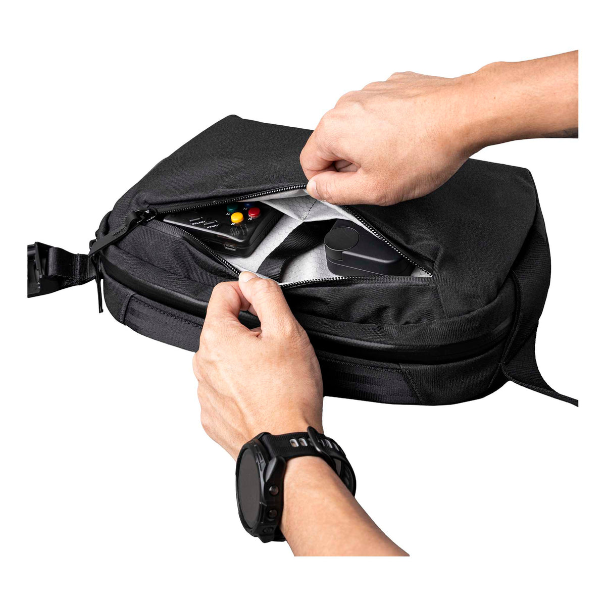 Go Sling Mini v2 Alpaka AA010600121 Sling Bags 5L / Black | Axoflux 300D
