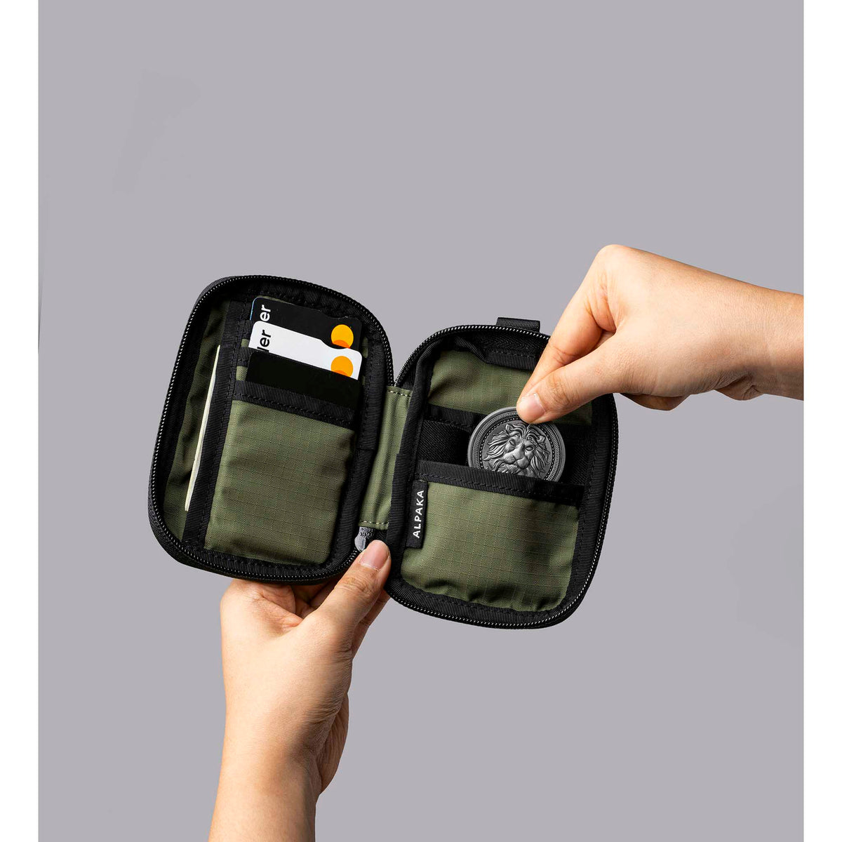 HUB Pouch V2 Alpaka AD010880518 Pouches One Size / Green | Axoflux 210D