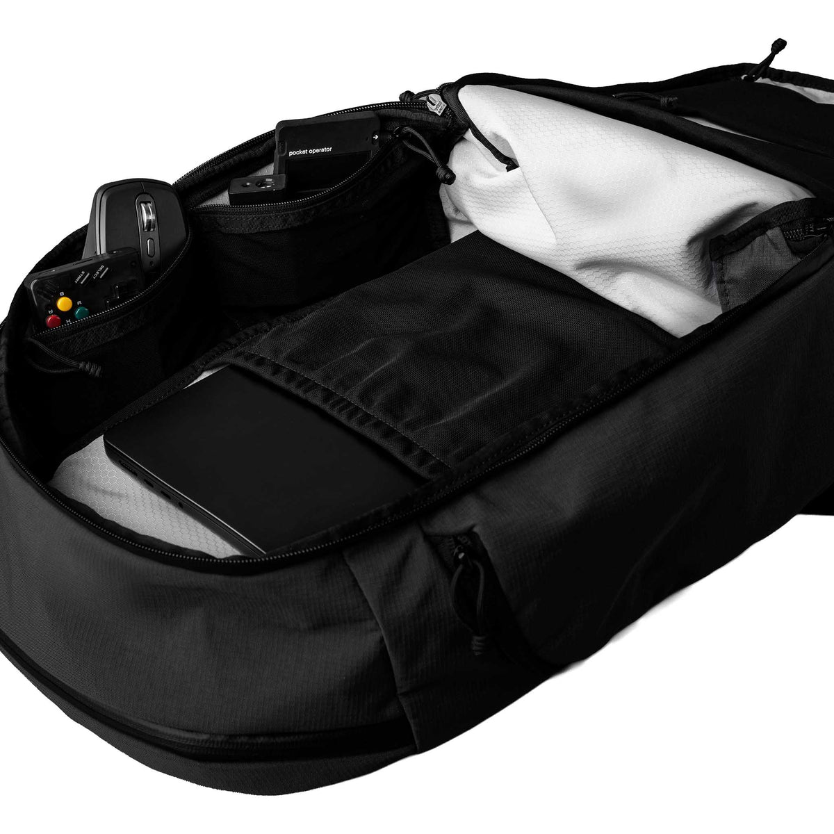 Traverse Backpack 30L Alpaka AA010860124 Backpacks 30L / Black | Axoflux 400D