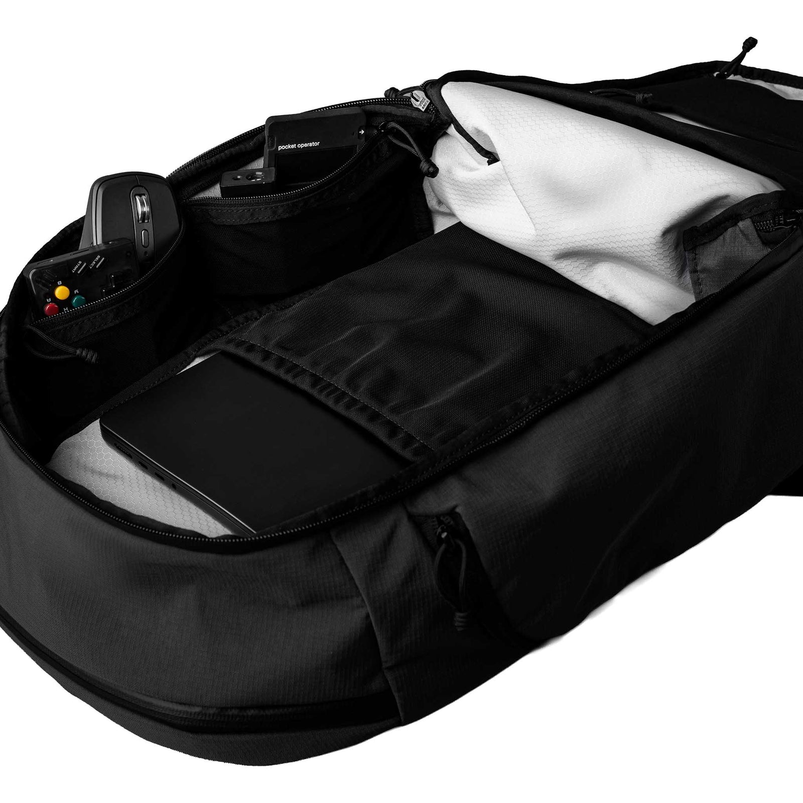 Traverse Backpack 30L Alpaka AA010860124 Backpacks 30L / Black | Axoflux 400D