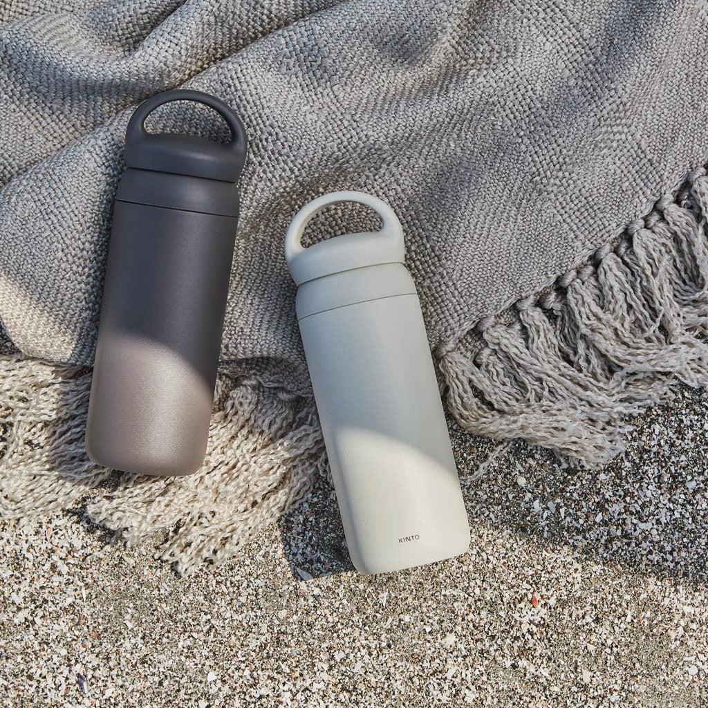 Day Off Tumbler Kinto 21096 Coffee Flasks 500ml / Dark Grey