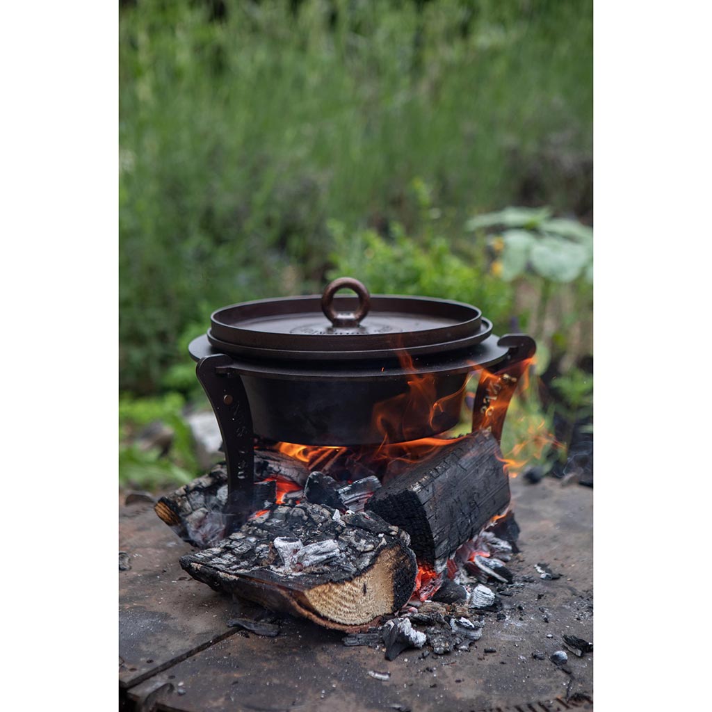 Dutch Oven with hot coals lid and stand