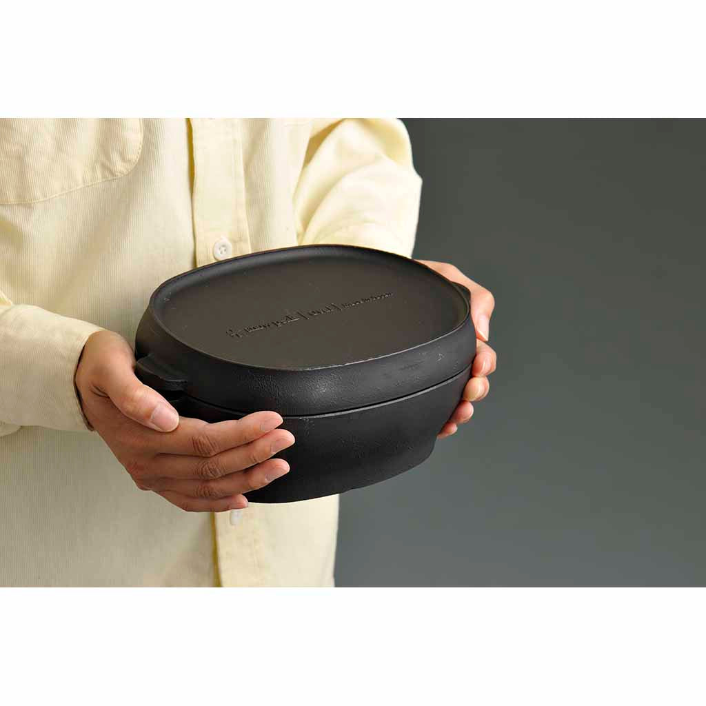 https://wildbounds.com/cdn/shop/products/snow-peak-micro-oval-cast-iron-oven-dutch-ovens-one-size-black-cs-503r-34664340619431.jpg?v=1687277874